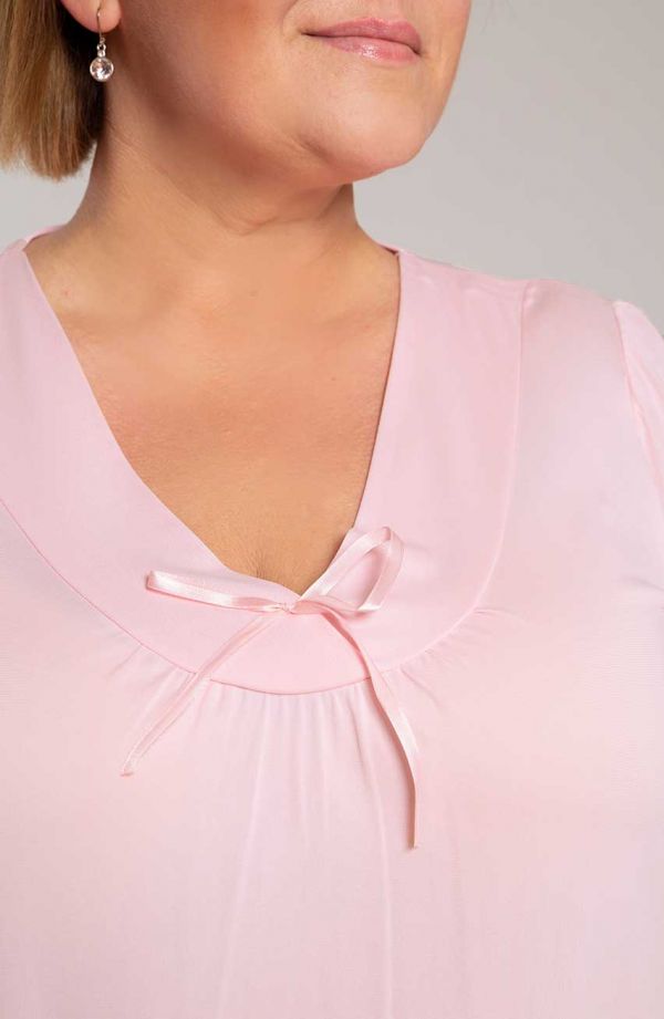 Rosa Nachthemd mit Schleife am Halsausschnitt