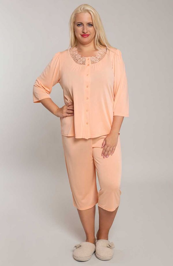 Aprikosenfarbener Pyjama mit Spitzenbesatz Mewa