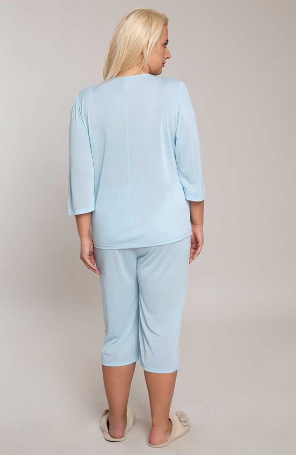 Blauer Pyjama mit Spitzenbesatz von Mewa