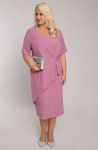 Elegantes lila Kleid mit Brosche