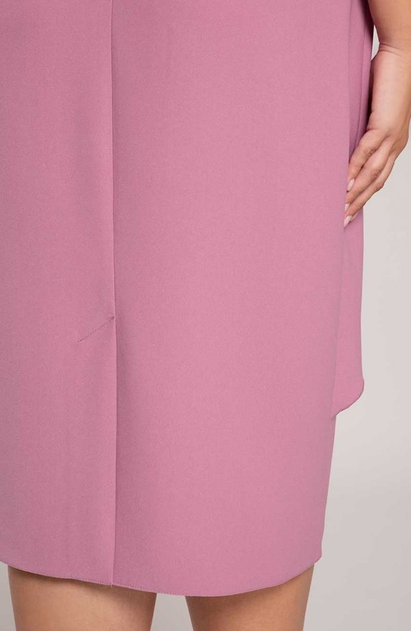 Elegantes lila Kleid mit Brosche