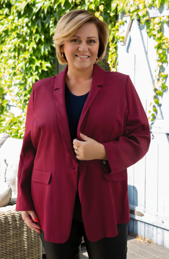 Klassische Jacke in burgunderfarbener Farbe