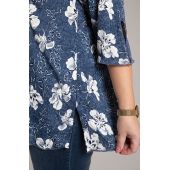 Bluse mit Jeans mit V-Ausschnitt und floralem Muster