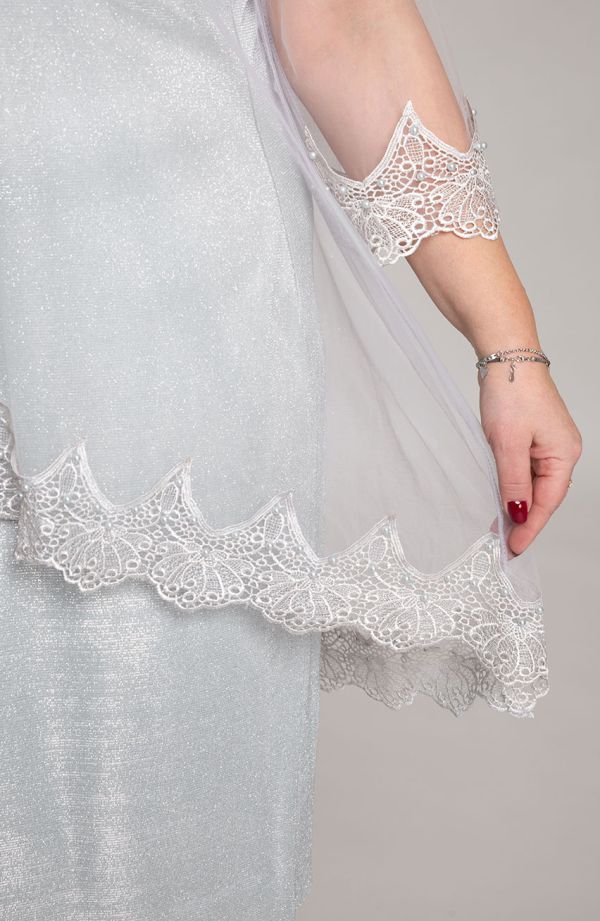 Silbernes Hochzeitskleid mit Tagesdecke
