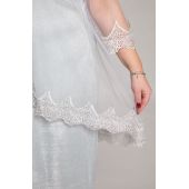 Silbernes Hochzeitskleid mit Tagesdecke