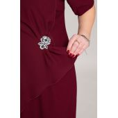 Elegantes burgunderrotes Kleid mit Brosche
