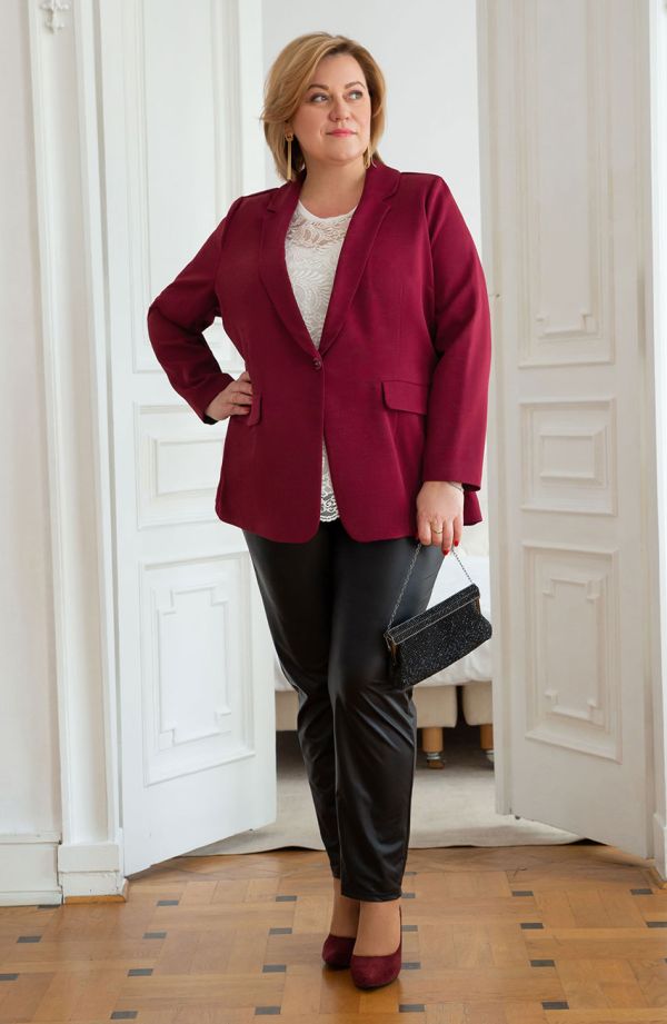 Klassische Jacke in burgunderfarbener Farbe