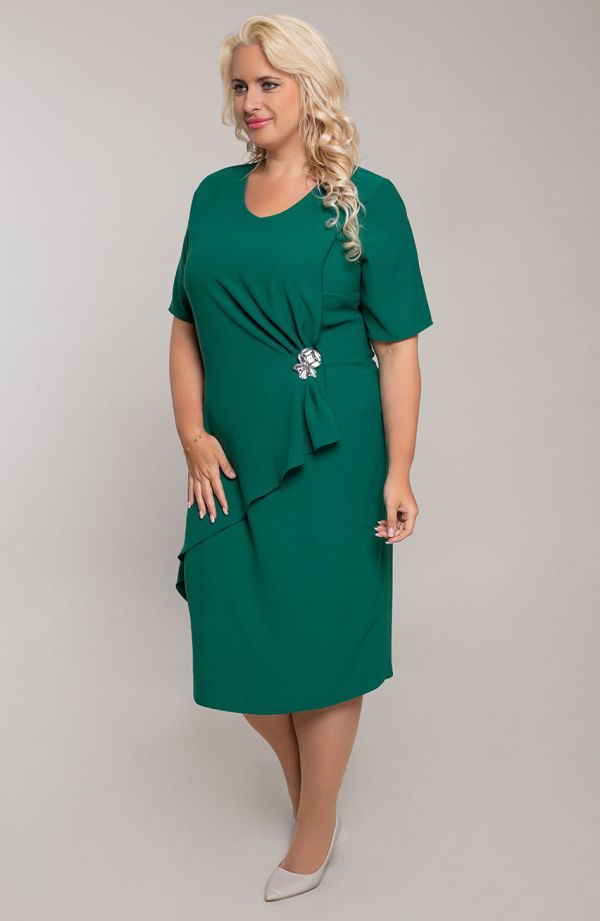 Elegantes grünes Kleid mit Brosche