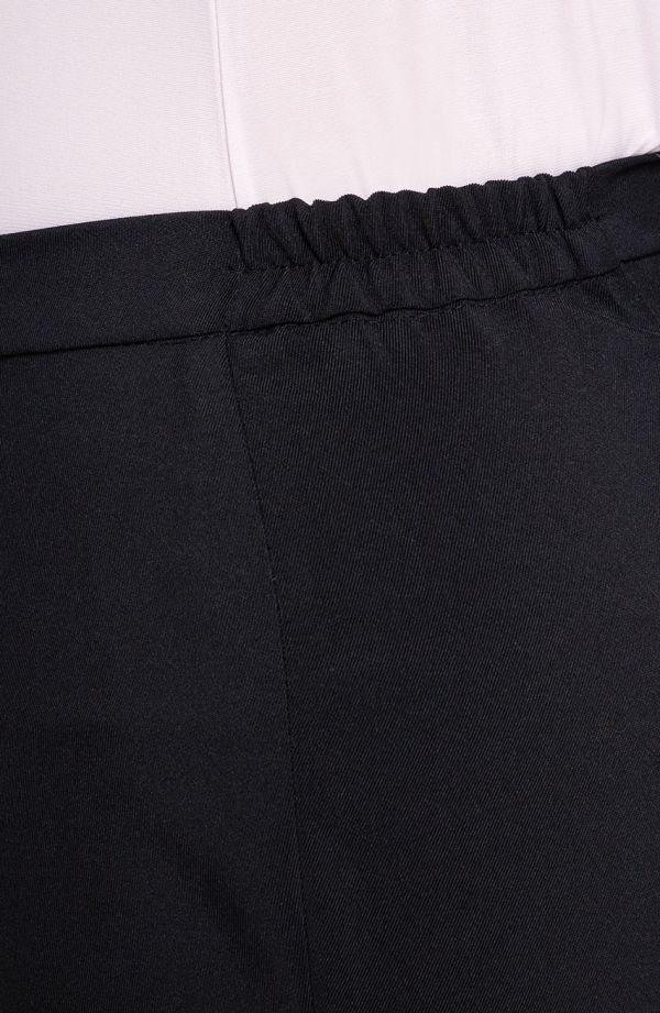 Bequeme schwarze Hose in Kurzform