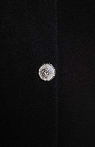 Klassischer schwarzer Button-Down-Mantel