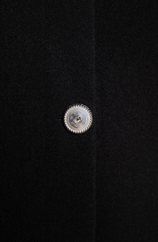 Klassischer schwarzer Button-Down-Mantel