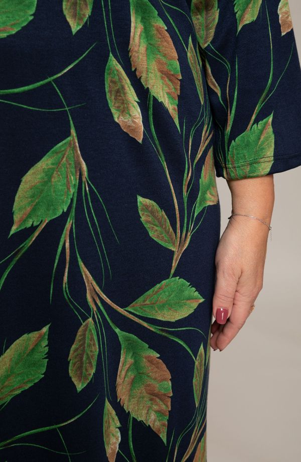 Warmes grünes Kleid mit Blättern