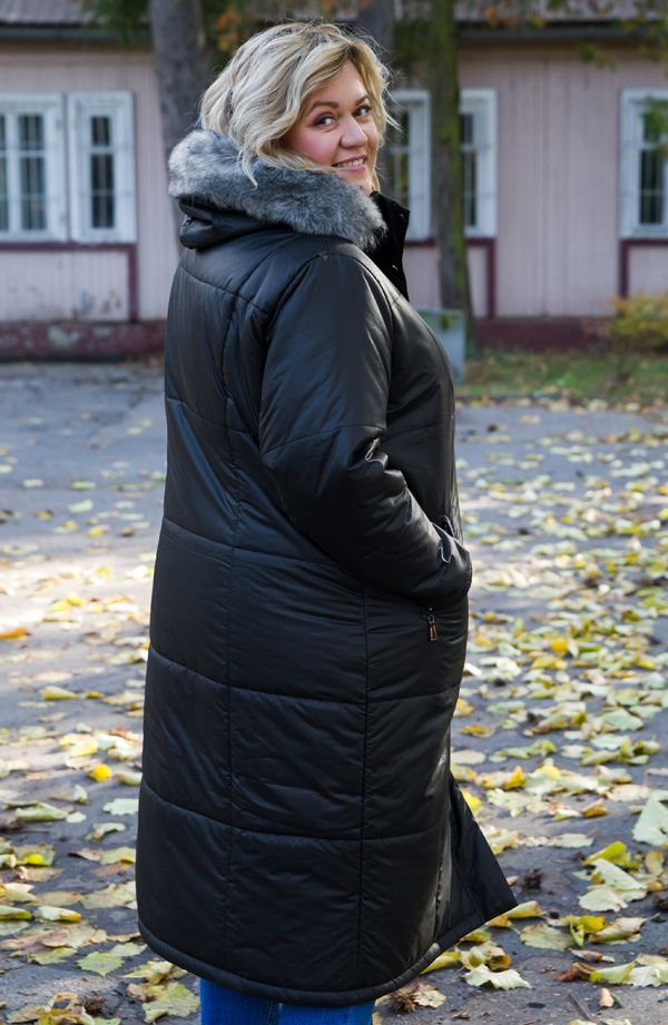 Schwarze isolierte lange Jacke mit Kapuze