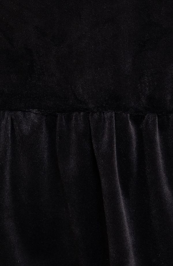 Schwarzes Kleid aus Velours mit Rüschenbesatz