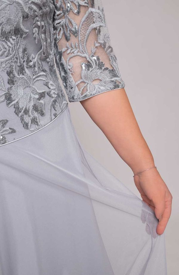 Silbernes Kleid aus Paillettenspitze