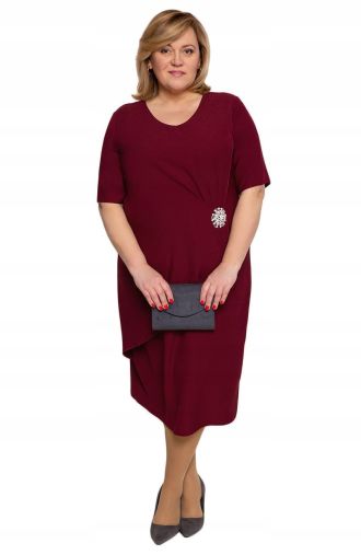 Elegantes burgunderrotes Kleid mit Brosche