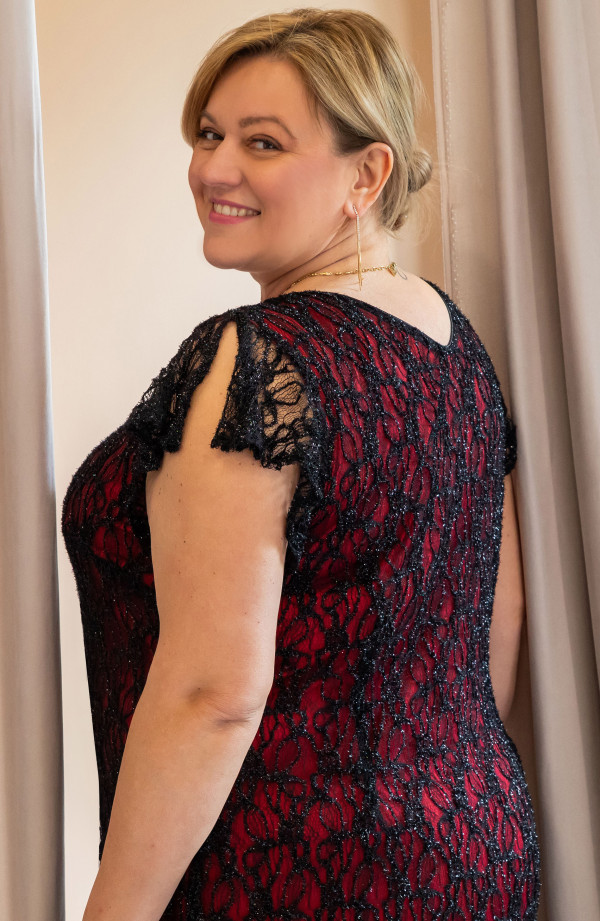 Langes schwarzes Spitzenkleid mit rotem Futter - für flauschige für eine Hochzeit | Mode Große Größen