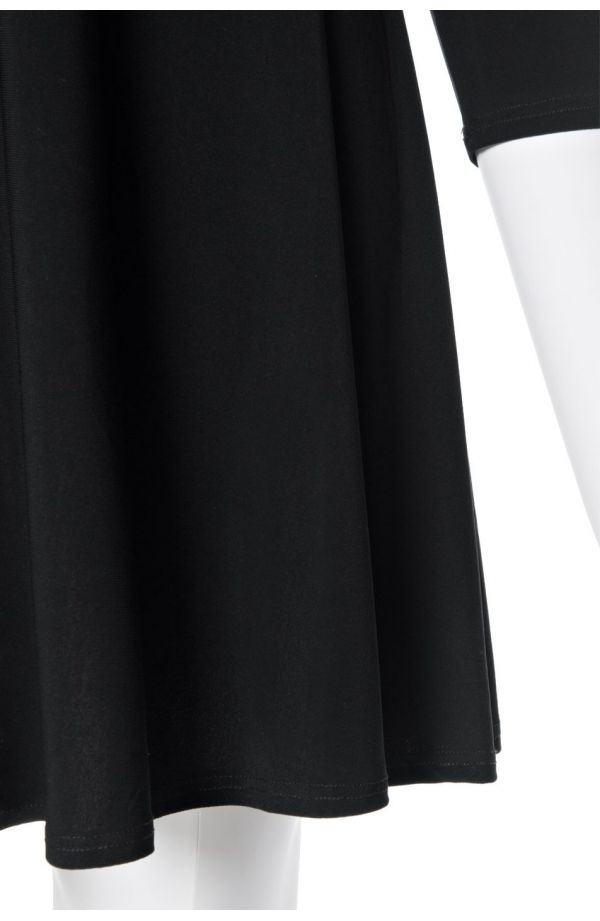 Schwarzes kurzes Kleid mit Ausschnitt