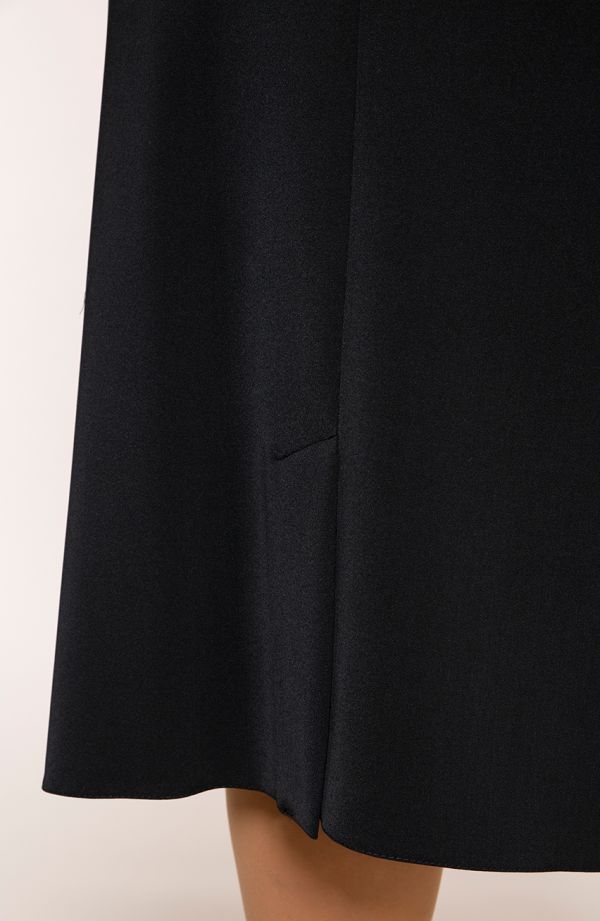 Klasyczna czarna spódnica z przeszyciami