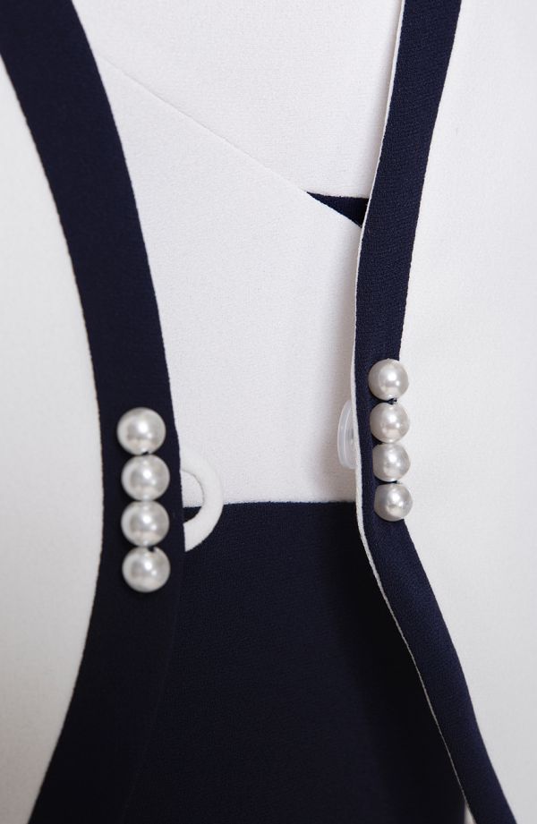 Elegantes marineblaues und cremefarbenes Kostüm mit Perlen