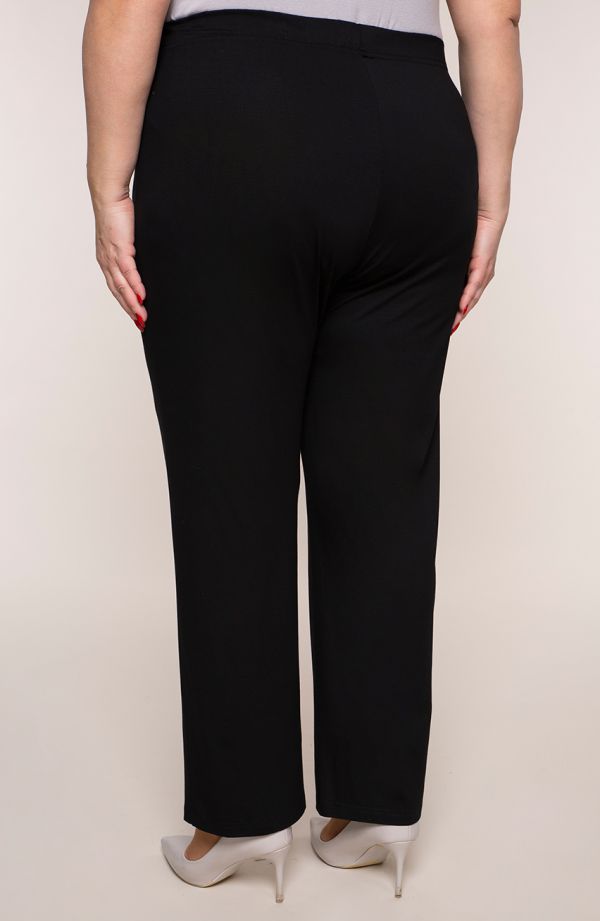 Klasyczne cienkie czarne spodnie plus size dla puszystych
