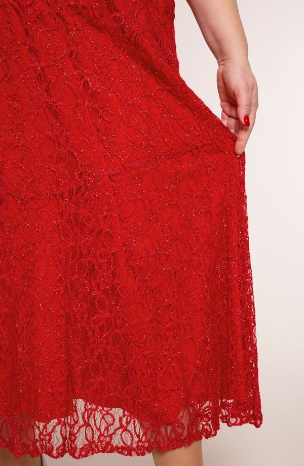 Długa sukienka w kolorze szkarłatnej czerwieni