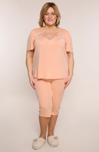 Aprikosenfarbener Pyjama mit Spitze am Ausschnitt
