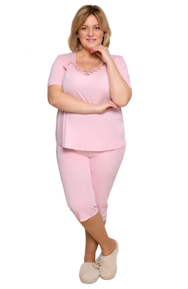 Rosa Pyjama mit Spitze am Ausschnitt